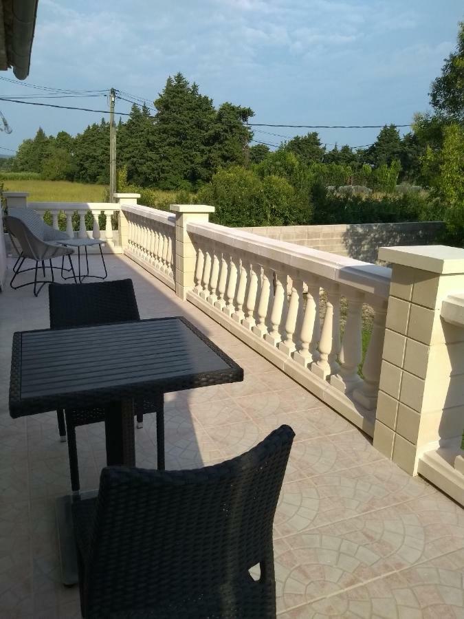 Maison 4 Etoiles Et Studio 3 Etoiles Independants Avec Piscine Л'Іль-сюр-ла-Сорг Екстер'єр фото